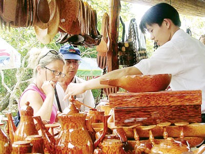 Coconut crafts products are popular among tourists in Ben Tre Province (Photo: SGGP)
